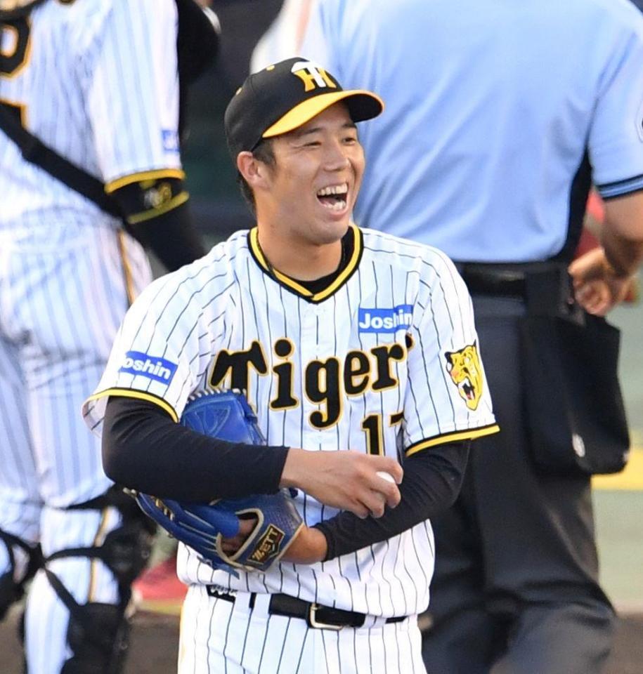 　１回、関根を打ち取り、笑顔を見せる青柳（撮影・中田匡峻）