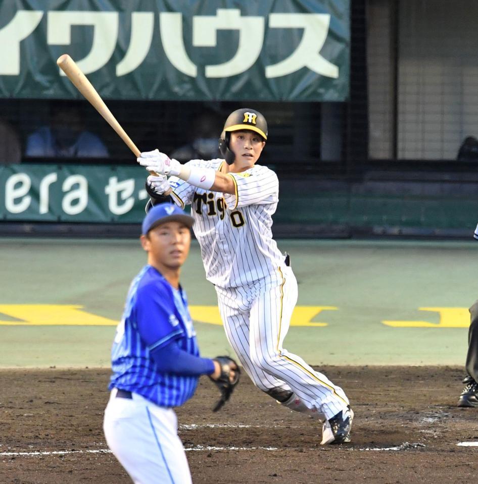 　３回、先制となる走者一掃の適時二塁打を放つ木浪（撮影・中田匡峻）