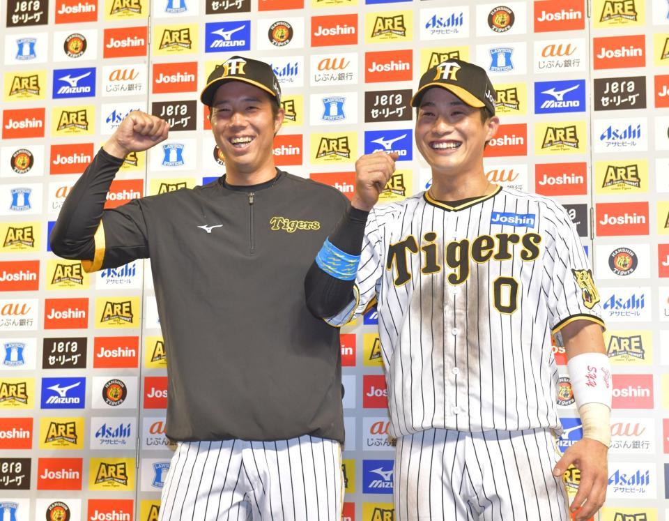 　ヒーローインタビューを終え笑顔で撮影に応じる木浪（右）と青柳（撮影・立川洋一郎）