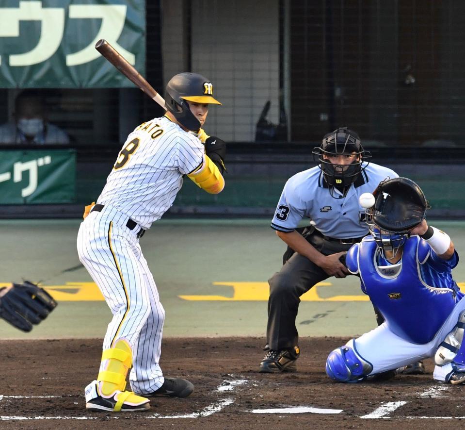 　１回、四球を選ぶ佐藤輝（撮影・中田匡峻）