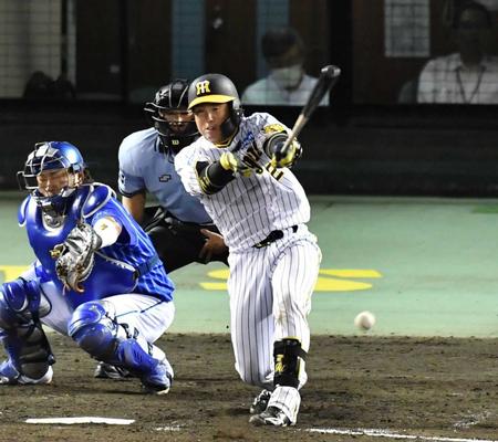 　５回、二塁打を放つ梅野