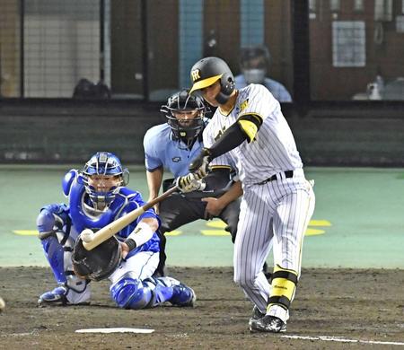 　５回、適時打を放つ森下（撮影・中田匡峻）