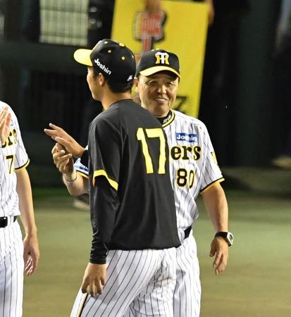 　勝利投手の青柳（左）とタッチを交わし、笑顔の岡田監督（撮影・中田匡峻）