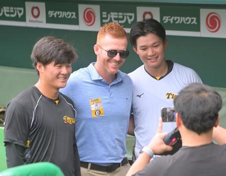 　前川（左）、森下（右）と記念撮影するマット・マートン氏（撮影・立川洋一郎）