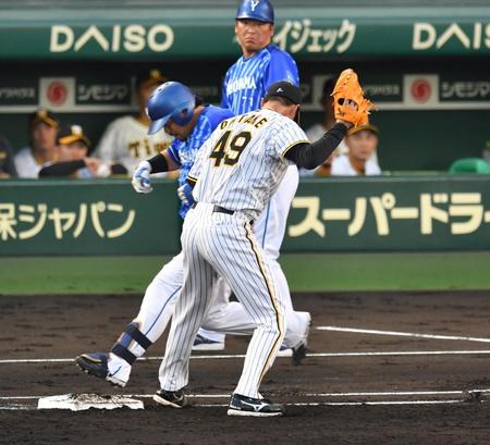 　３回、ベースカバーに入った大竹（右）だが、送球がそれ足がベースから離れる（撮影・中田匡峻）