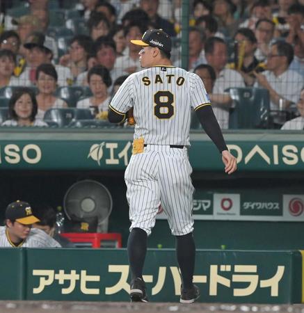 　７回途中、ベンチに下がる佐藤輝（撮影・高部洋祐）