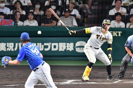 　６回、投ゴロに倒れる佐藤輝（撮影・中田匡峻）