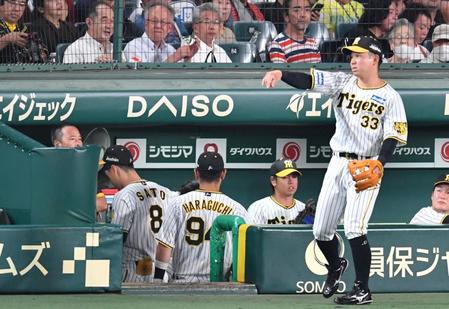 　７回、２死となったところで佐藤輝（８）は糸原（右）と交代となった（撮影・中田匡峻）