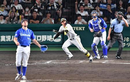 　８回、バウアー（左）から同点２ランを放つ森下（撮影・中田匡峻）