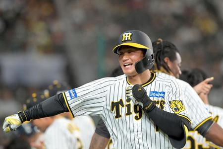 　８回、同点２ランを放って生還し、中継カメラに向かってラリアットポーズを決める森下（撮影・立川洋一郎）