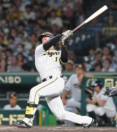 　８回、同点２ランを放つ森下（撮影・高部洋祐）