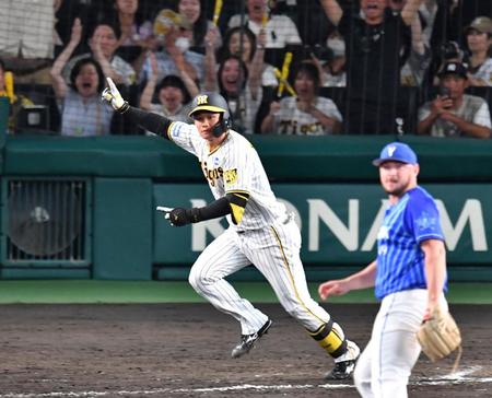 　９回、サヨナラ犠飛を放った森下（撮影・中田匡峻）