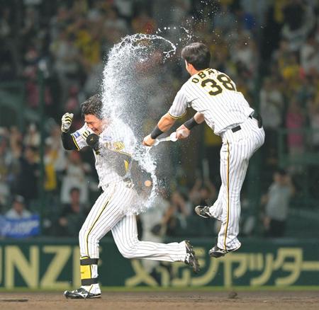 　９回、サヨナラとなる中犠飛を放ち「祝福のシャワー」を浴びる森下（撮影・立川洋一郎）