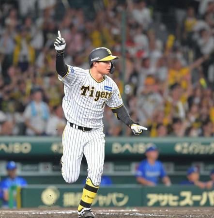 　９回、中犠飛を放ちサヨナラ勝利を確信し、一塁へ駆け出す森下（撮影・立川洋一郎）