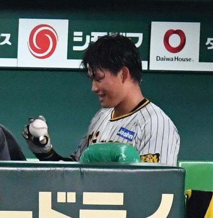 　サヨナラ犠飛を放った森下はベンチでボールを見つめる（撮影・中田匡峻）