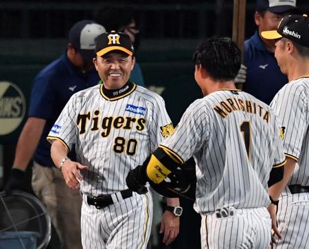 　サヨナラ犠飛の森下（右）を笑顔で迎える岡田監督（撮影・中田匡峻）