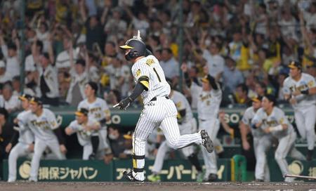 　９回、サヨナラ犠飛を放ち駆け出す森下（撮影・高部洋祐）