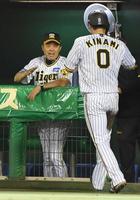 　５回、森下の適時打で生還した木浪（右）を出迎える岡田監督