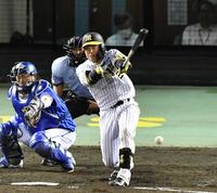 　５回、二塁打を放つ梅野