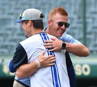 　試合前、大和（手前）との再会を喜ぶマット・マートン氏（撮影・高部洋祐）
