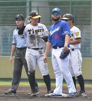 　６回、安打を放った豊田（左から２人目）はベンチの大歓声に応える（撮影・石井剣太郎）