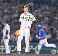 　５回、牧（右奥）に勝ち越し２ランを浴びる大竹（撮影・高部洋祐）