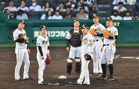 　３回、リクエストの映像を見つめる大竹（後方右から２人目）ら（撮影・中田匡峻）