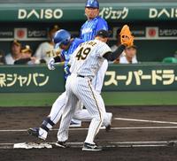 　３回、ベースカバーに入った大竹（右）だが、送球がそれ足がベースから離れる（撮影・中田匡峻）