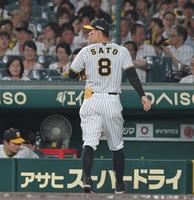 　７回途中、ベンチに下がる佐藤輝（撮影・高部洋祐）
