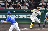 　６回、投ゴロに倒れる佐藤輝（撮影・中田匡峻）