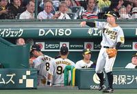 　７回、２死となったところで佐藤輝（８）は糸原（右）と交代となった（撮影・中田匡峻）