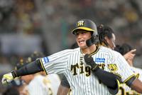 　８回、同点２ランを放って生還し、中継カメラに向かってラリアットポーズを決める森下（撮影・立川洋一郎）