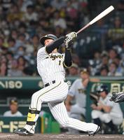 　８回、同点２ランを放つ森下（撮影・高部洋祐）