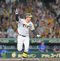 　９回、中犠飛を放ちサヨナラ勝利を確信し、一塁へ駆け出す森下（撮影・立川洋一郎）