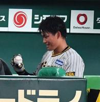 　サヨナラ犠飛を放った森下はベンチでボールを見つめる（撮影・中田匡峻）