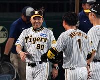 　サヨナラ犠飛の森下（右）を笑顔で迎える岡田監督（撮影・中田匡峻）