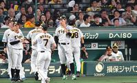　７回表の守備を終えたナインを迎える佐藤輝（中央）。後方右端は岡田監督（撮影・中田匡峻）