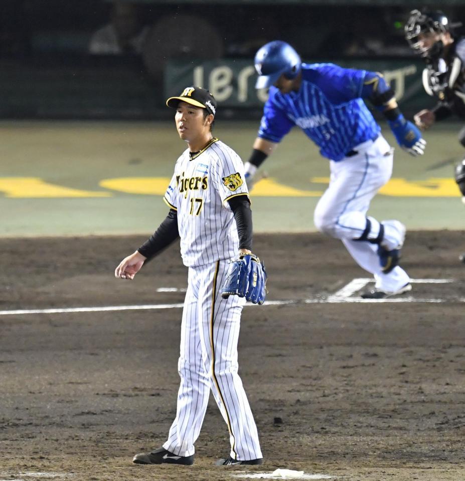 　６回、宮崎を併殺に打ち取る青柳（撮影・中田匡峻）