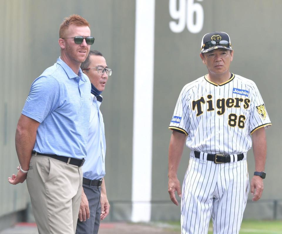 　和田２軍監督（右）と話すマートン氏（撮影・石井剣太郎）