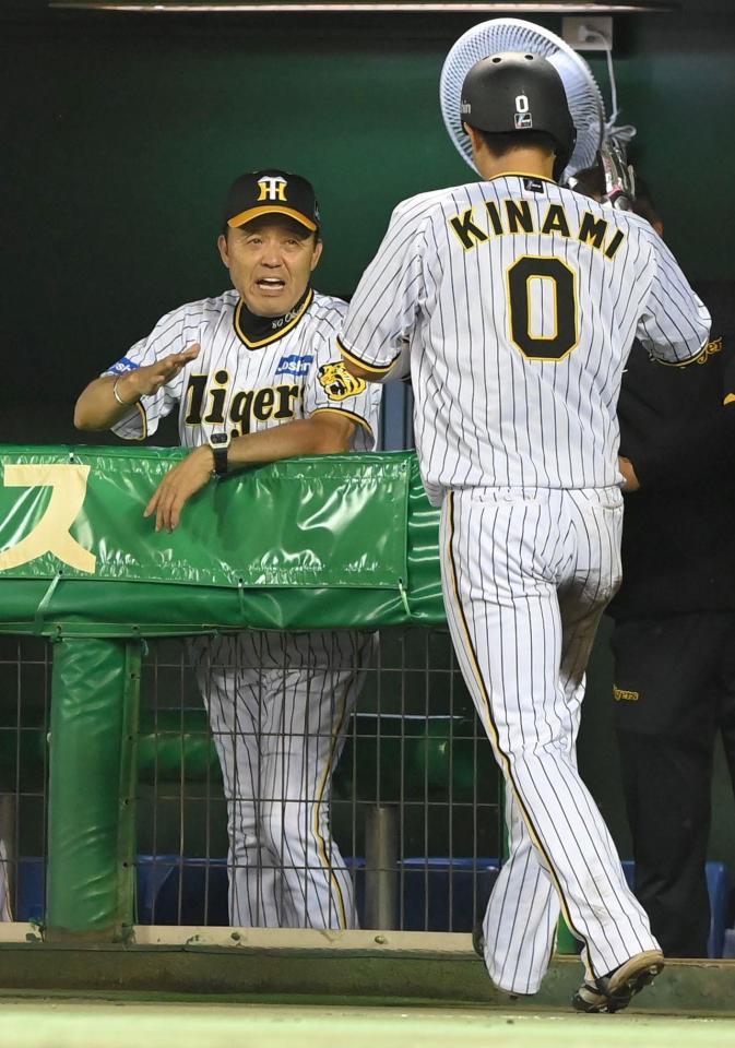 　５回、森下の適時打で生還した木浪（右）を出迎える岡田監督＝１１日