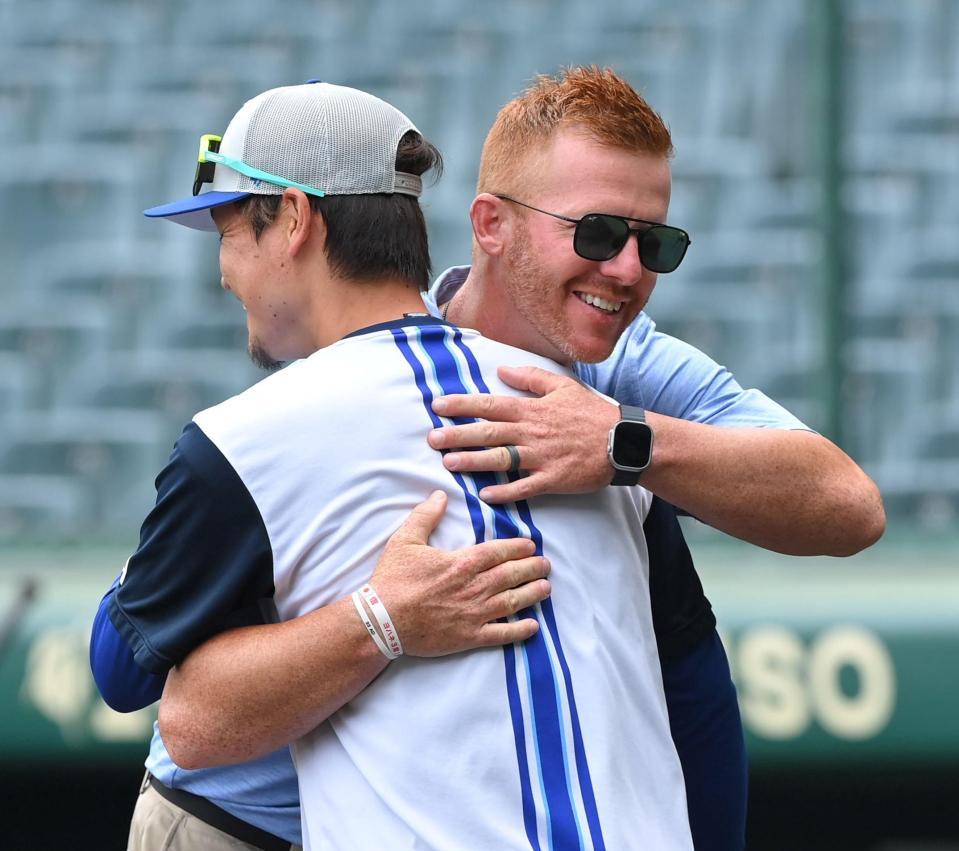 　試合前、大和（手前）との再会を喜ぶマット・マートン氏（撮影・高部洋祐）