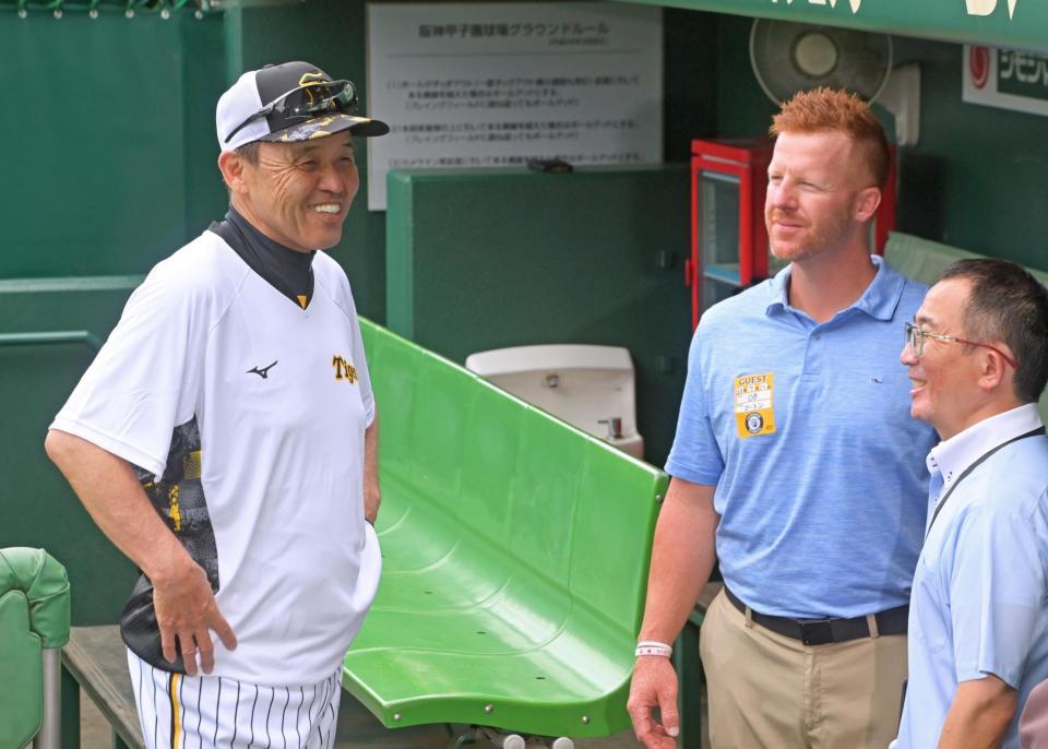 　岡田監督（左）と談笑するマット・マートン氏（撮影・立川洋一郎）