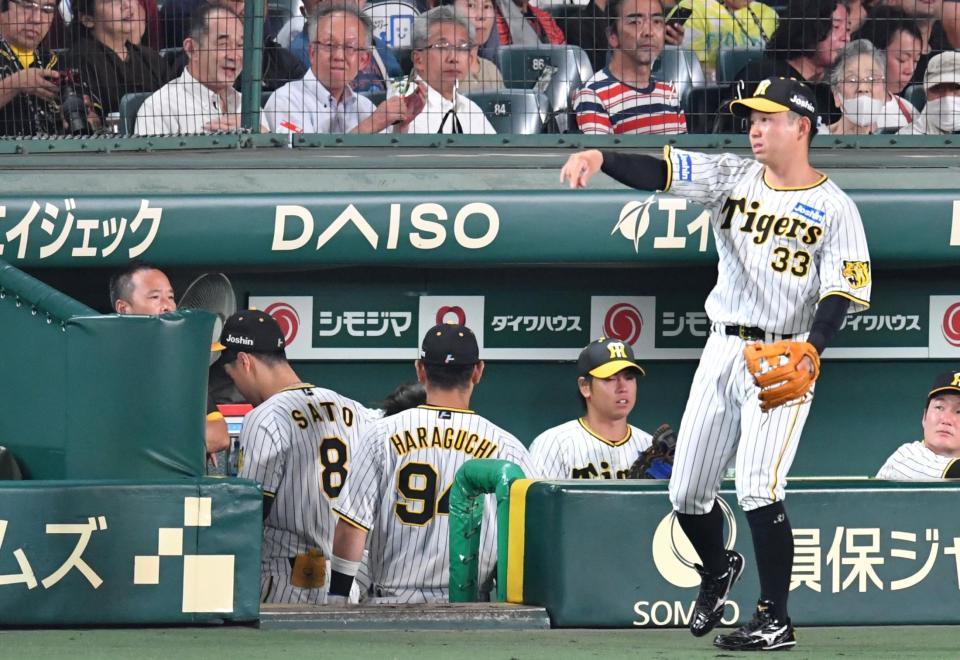 　７回、２死となったところで佐藤輝（８）は糸原（右）と交代となった（撮影・中田匡峻）