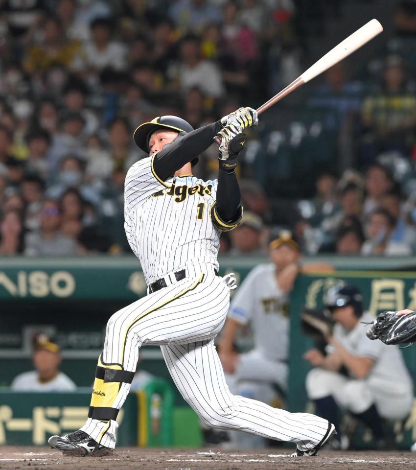 　８回、同点２ランを放つ森下（撮影・高部洋祐）