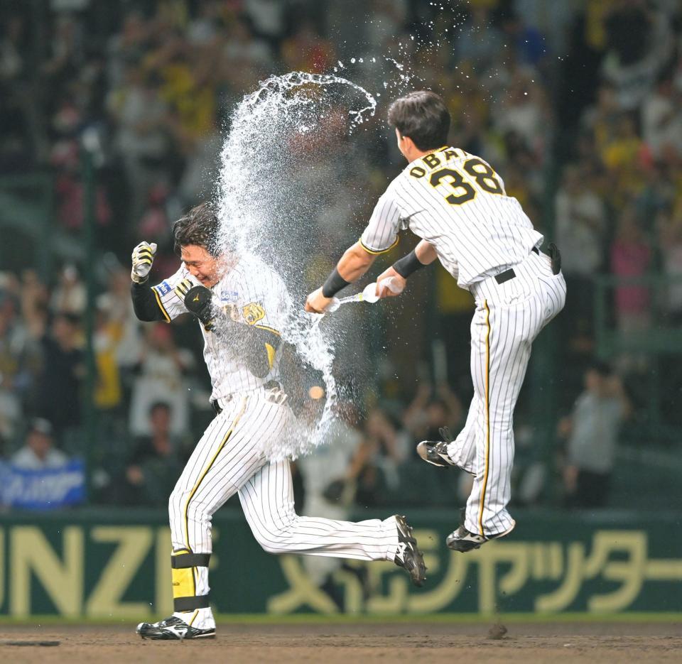 　９回、サヨナラとなる中犠飛を放ち「祝福のシャワー」を浴びる森下（撮影・立川洋一郎）