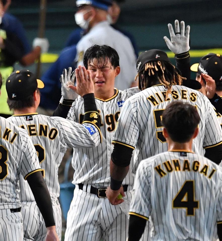 　９回、サヨナラ犠飛を決めた森下（撮影・中田匡峻）