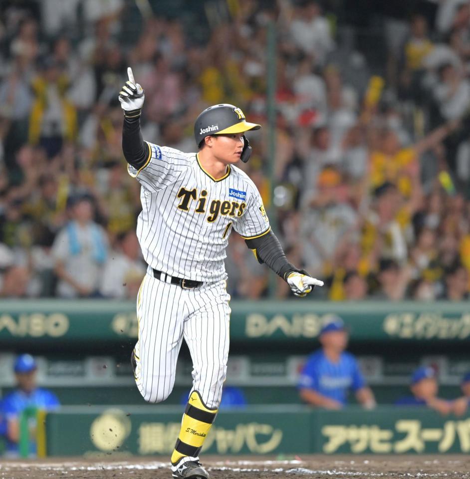 　９回、中犠飛を放ちサヨナラ勝利を確信し、一塁へ駆け出す森下（撮影・立川洋一郎）