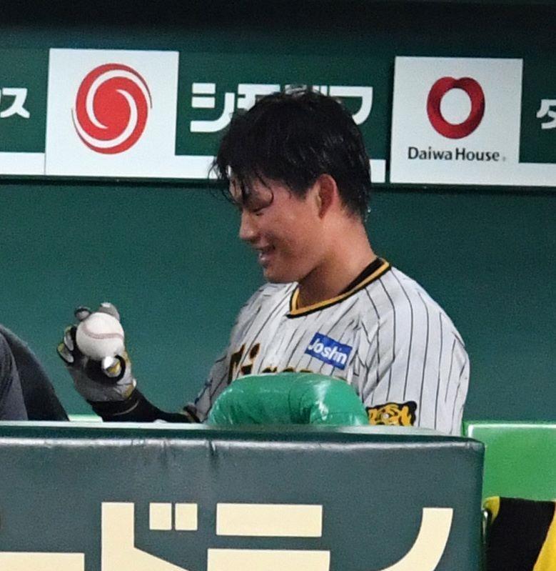 　サヨナラ犠飛を放った森下はベンチでボールを見つめる（撮影・中田匡峻）