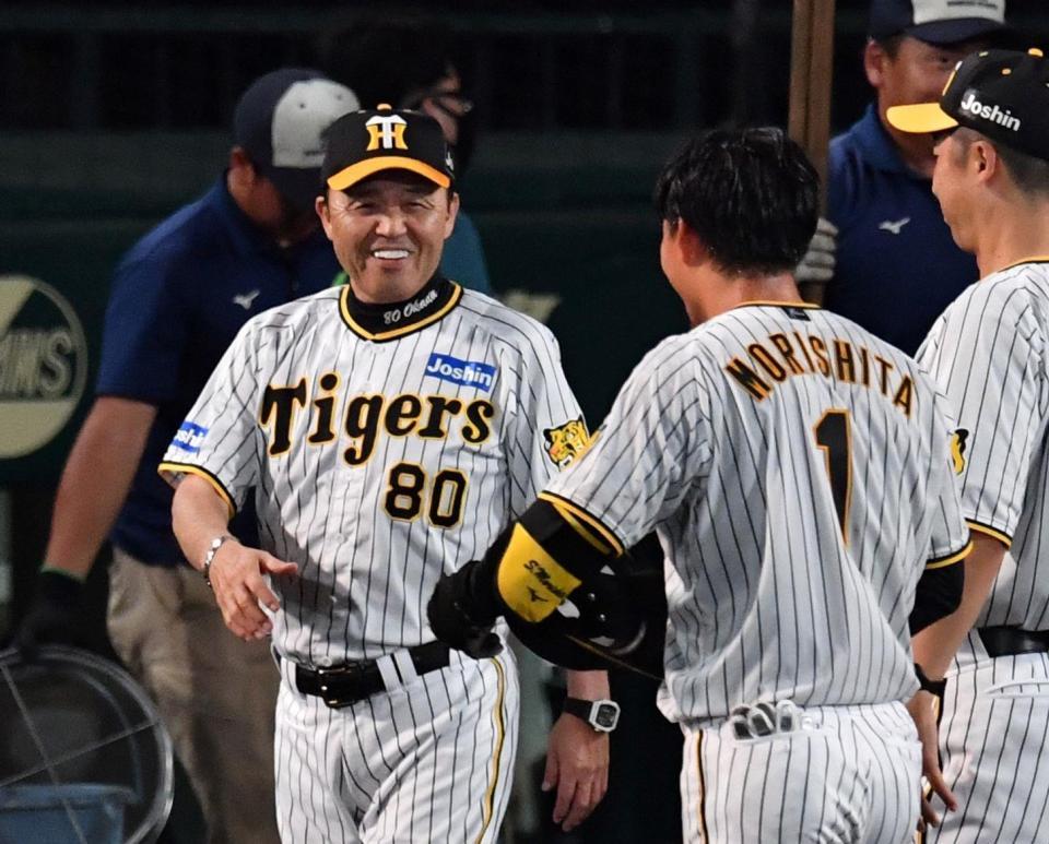 　サヨナラ犠飛の森下（右）を笑顔で迎える岡田監督（撮影・中田匡峻）