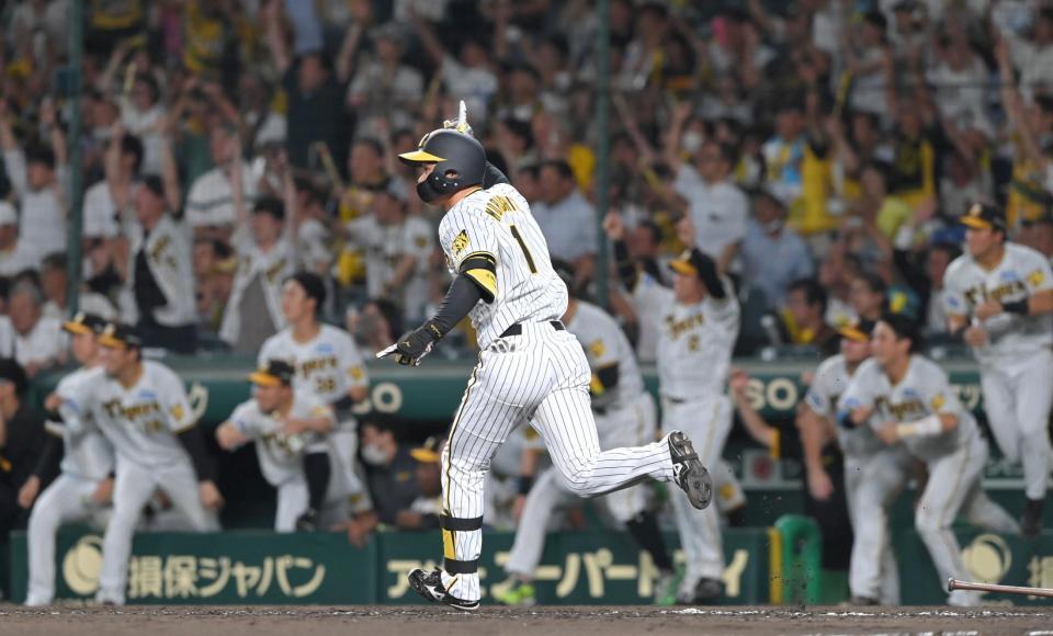 　９回、サヨナラ犠飛を放ち駆け出す森下（撮影・高部洋祐）